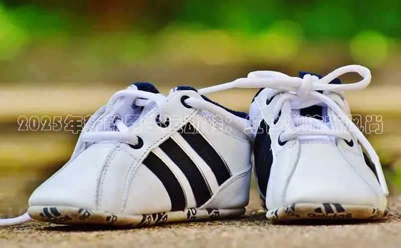 2025年新款男生运动鞋：红色潮流新风尚